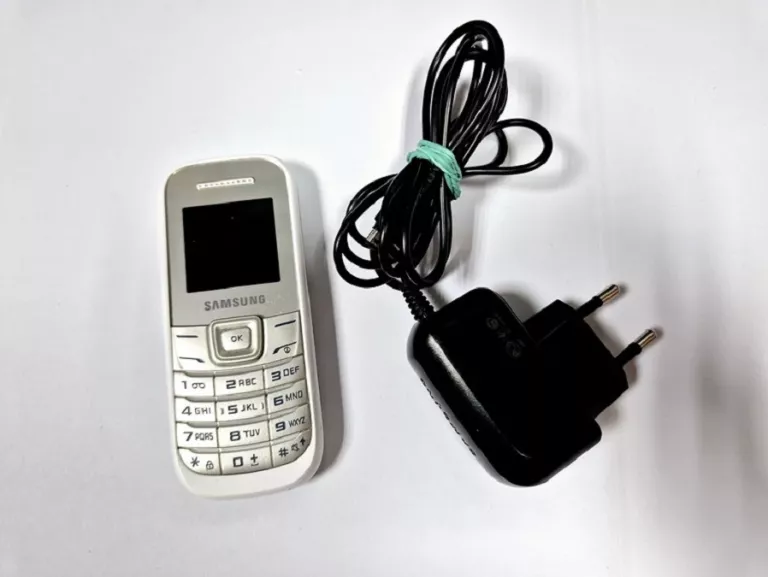 TELEFON SAMSUNG GT-E1200 + ŁADOWARKA