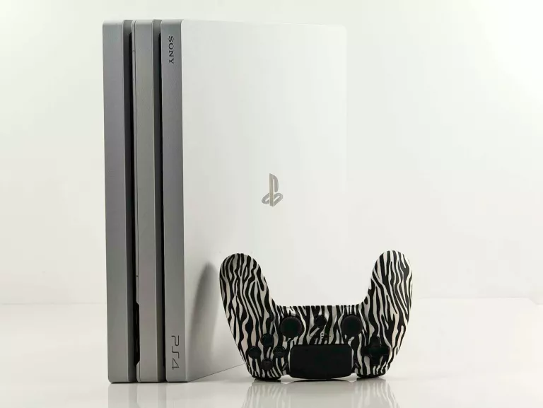 KONSOLA PLAYSTATION 4 PRO BIAŁA + PAD