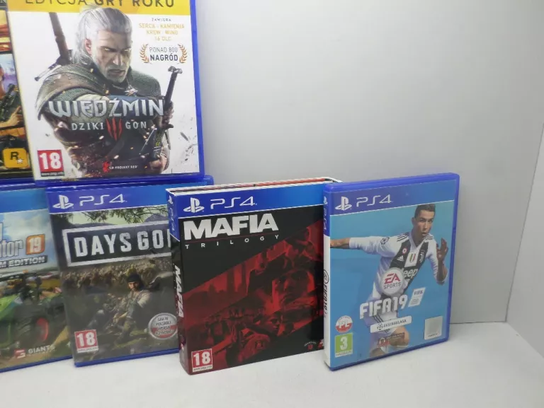 KONSOLA PS4 500GB 1 PAD 8 GIER