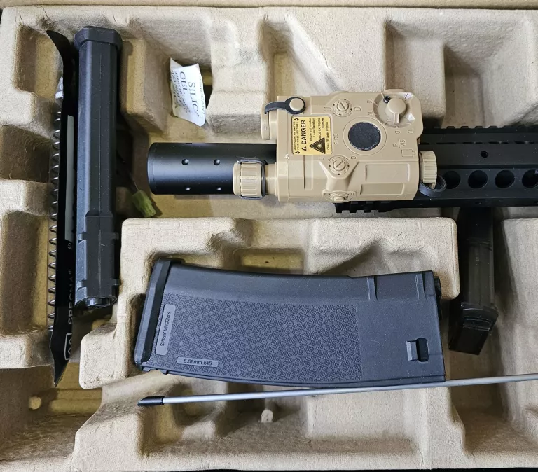 REPLIKA SPECNA ARMS SA F01 FLEX + 2X MAGAZYNEK, ŁADOWARKA, KOLIMATOR