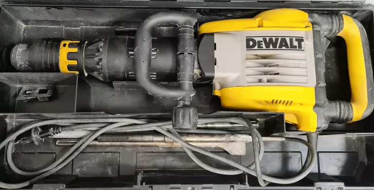 MŁOT WYBURZENIOWY DEWALT D25951K
