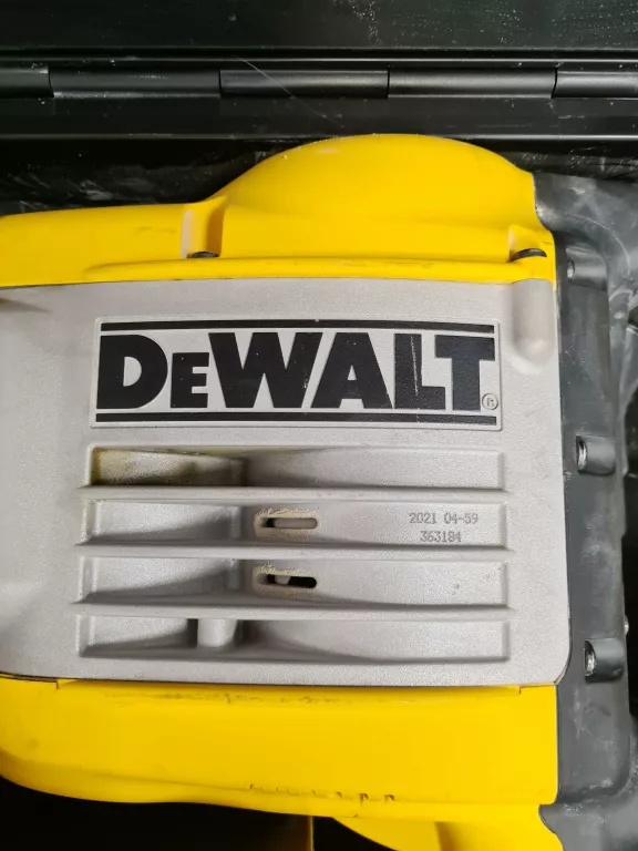 MŁOT WYBURZENIOWY DEWALT D25951K