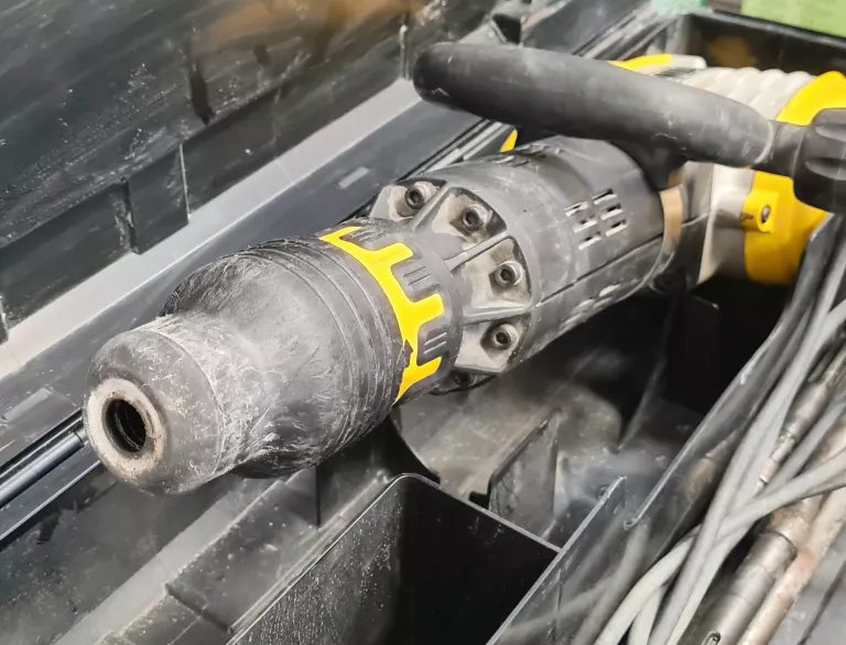 MŁOT WYBURZENIOWY DEWALT D25951K