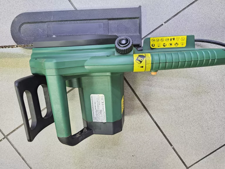 PIŁA ELEKTRYCZNA YT4978 1800W