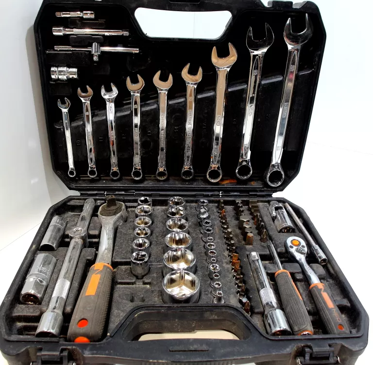 ZESTAW KLUCZY NASADOWYCH NEO TOOLS 82