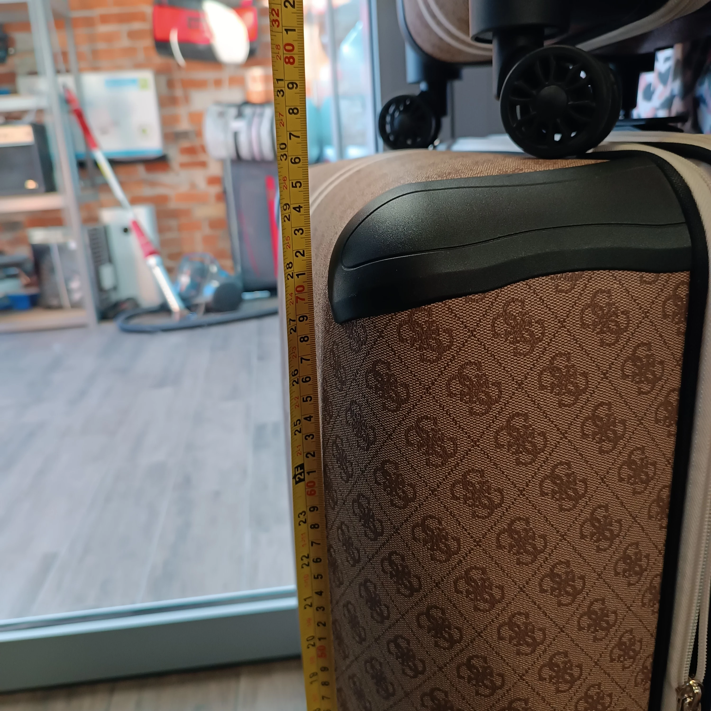 2-walizki-guess-wysokosc-6800