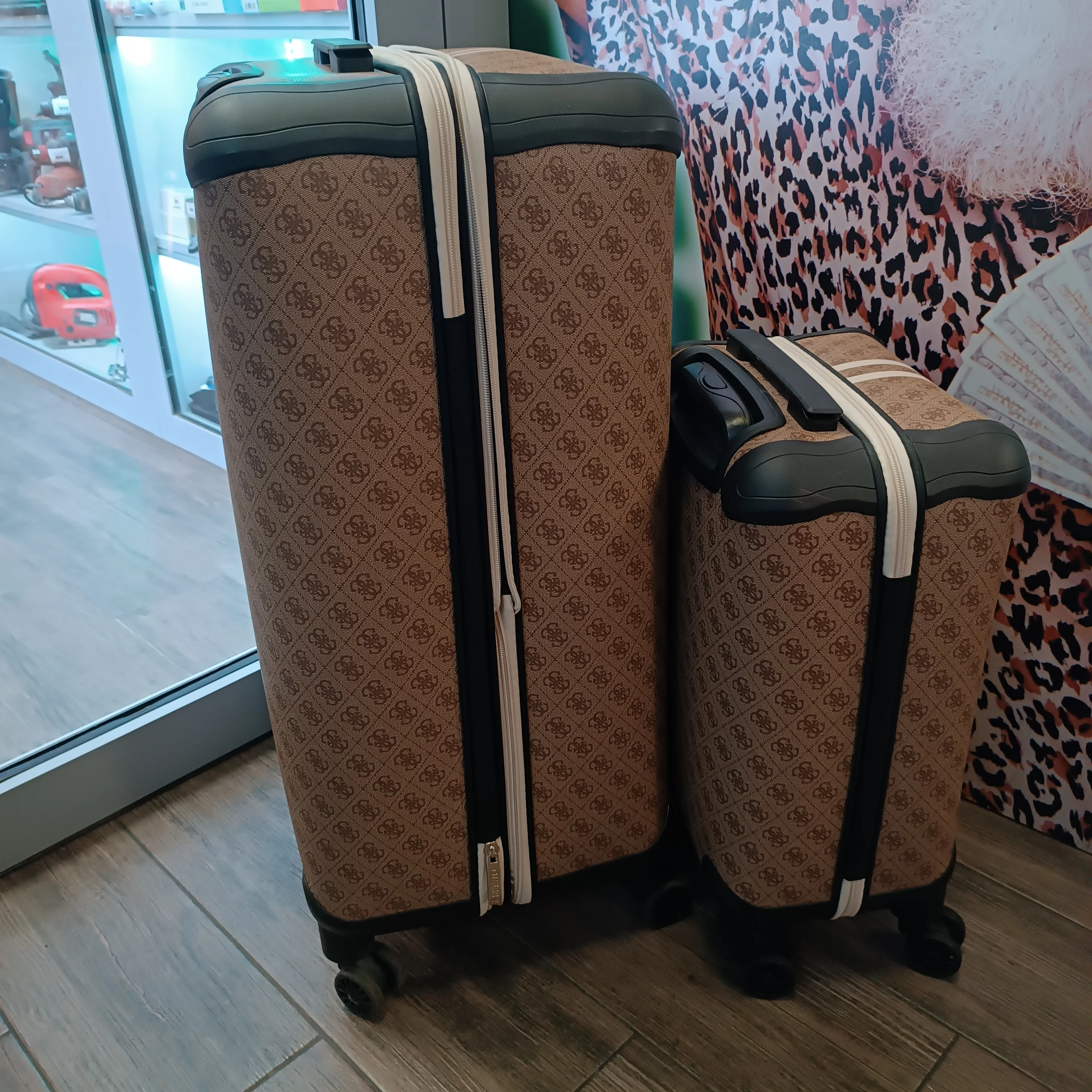 2-walizki-guess-wzor-dominujacy-3766-2397