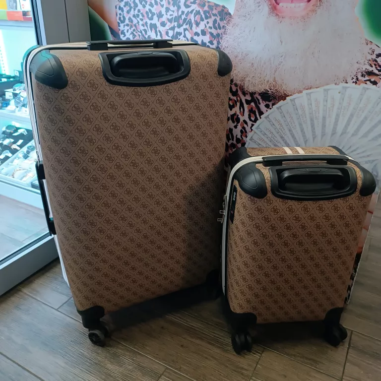 2-walizki-guess-plec-130411-16