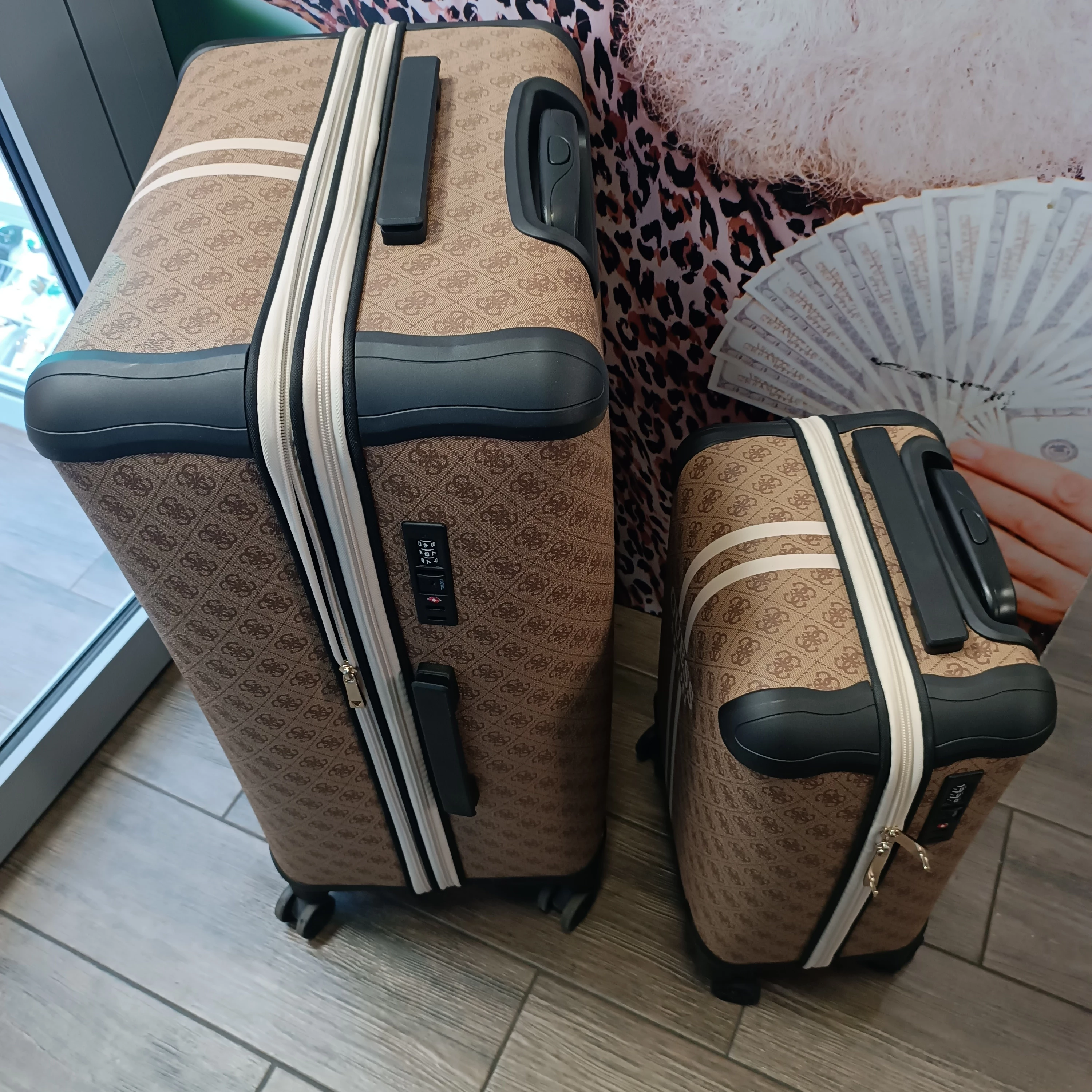 2-walizki-guess-kolor-249512-1647413