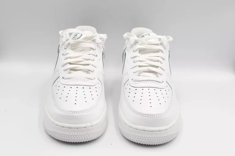 NIKE SNEAKERSY AIR FORCE 1 '07 LV8 FN8349 100 BIAŁY 40,5