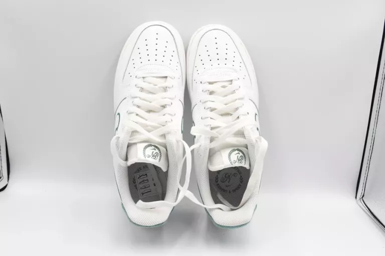 NIKE SNEAKERSY AIR FORCE 1 '07 LV8 FN8349 100 BIAŁY 40,5