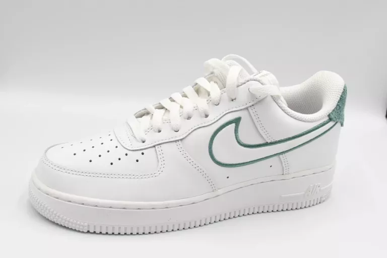 NIKE SNEAKERSY AIR FORCE 1 '07 LV8 FN8349 100 BIAŁY 40,5