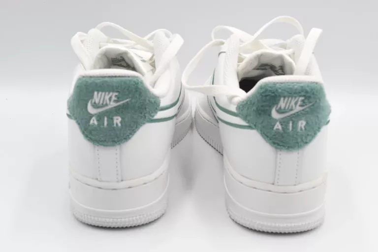NIKE SNEAKERSY AIR FORCE 1 '07 LV8 FN8349 100 BIAŁY 40,5