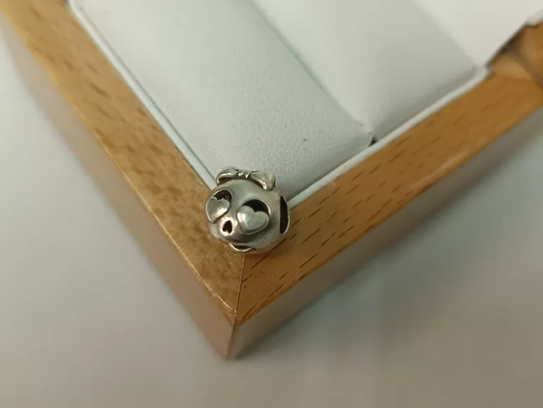 PIĘKNY SREBRNY CHARMS PANDORA PR 925