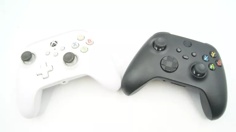 KONSOLA XBOX SERIES S 500GB KOMPLET +2 PADY