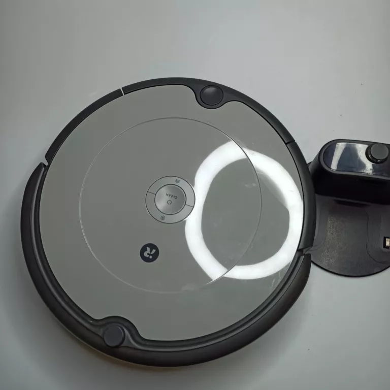 ROBOT SPRZĄTAJĄCY IROBOT ROOMBA 698 ZE STACJĄ ŁADUJĄCĄ