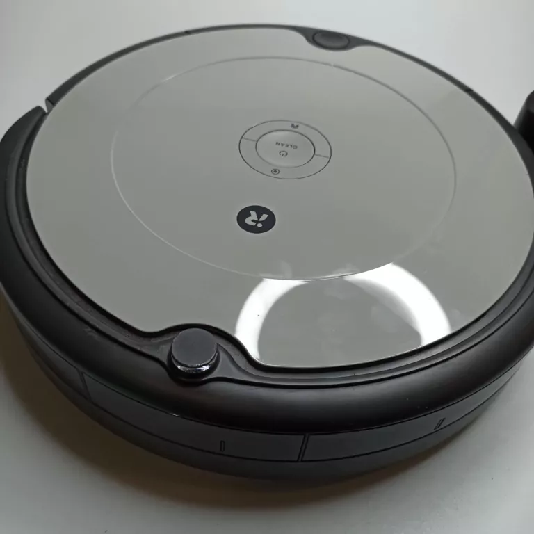 ROBOT SPRZĄTAJĄCY IROBOT ROOMBA 698 ZE STACJĄ ŁADUJĄCĄ
