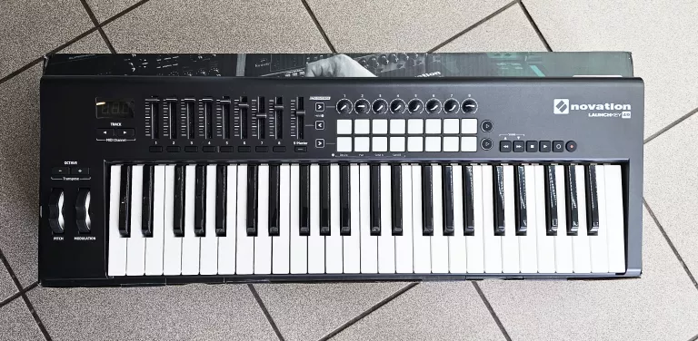 KONTROLER MIDI NOVATION LAUNCHKEY 49 MK2 / KABEL / PUDEŁKO