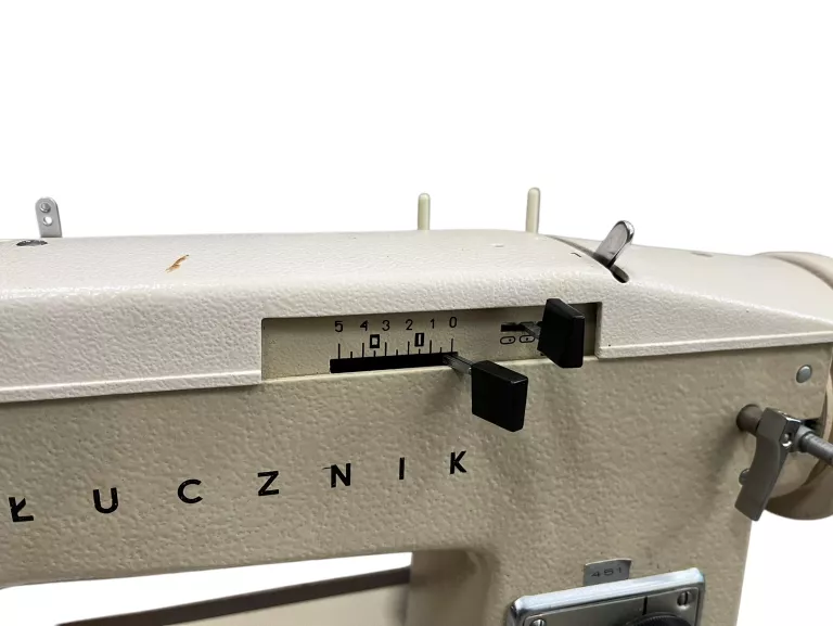 MASZYNA DO SZYCIA ŁUCZNIK TUR 2 Z WALIZKĄ