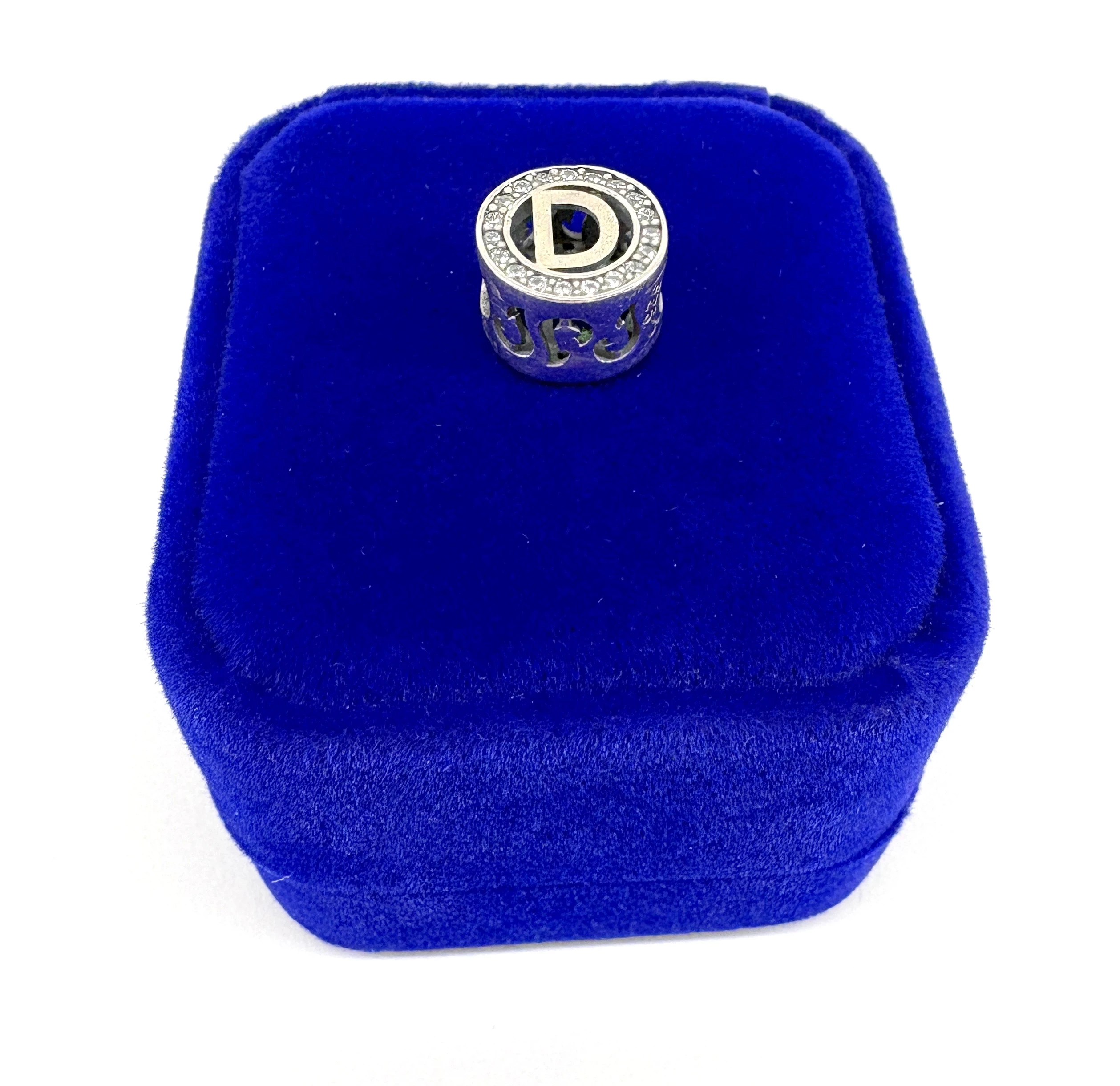 uroczy-srebrny-charms-p925-literka-d-motyw-129129-1