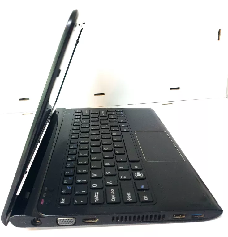 LAPTOP SONY VAIO SVE111B11M 11,6" E2-1800 8/500GB HDD *USZKODZONY TOUCHPAD