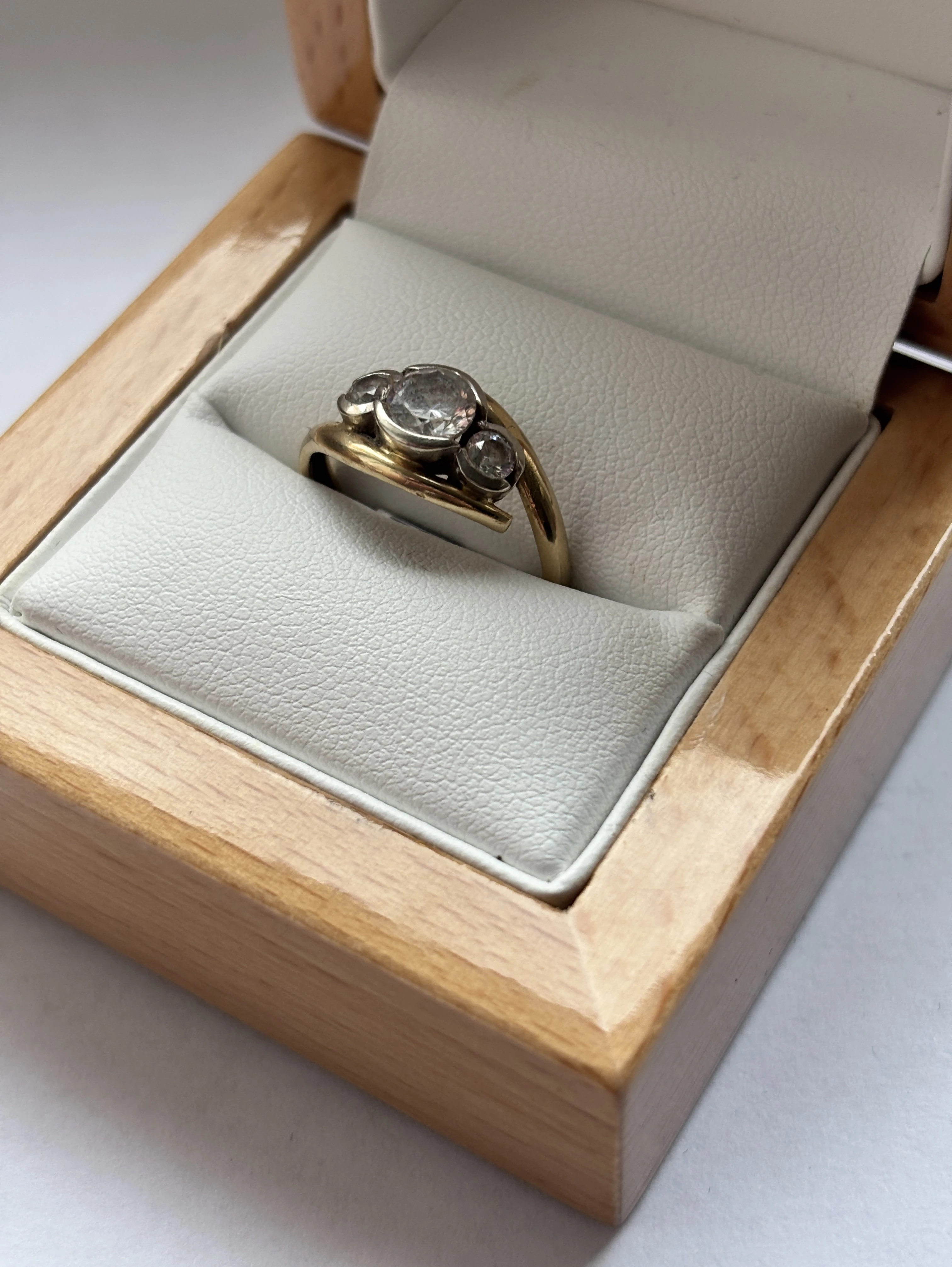 elegancki-pierscionek-585-14k-zloto-w-najlepszym-wydaniu-kamien-17088-4194304