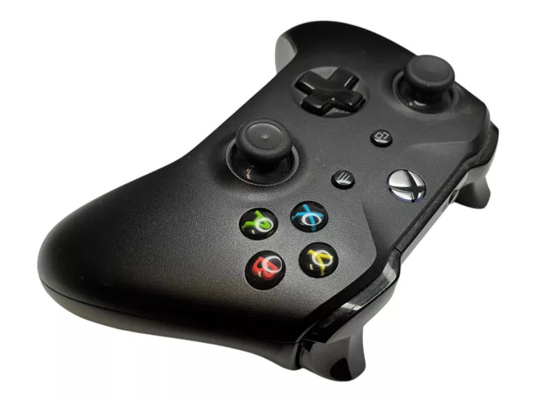 konsola-xbox-one-x-1-tb-czarny-gta-v-kolor-206002-225590