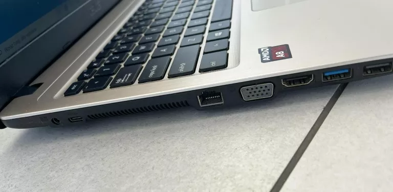 LAPTOP ASUS X540YA 4 GB