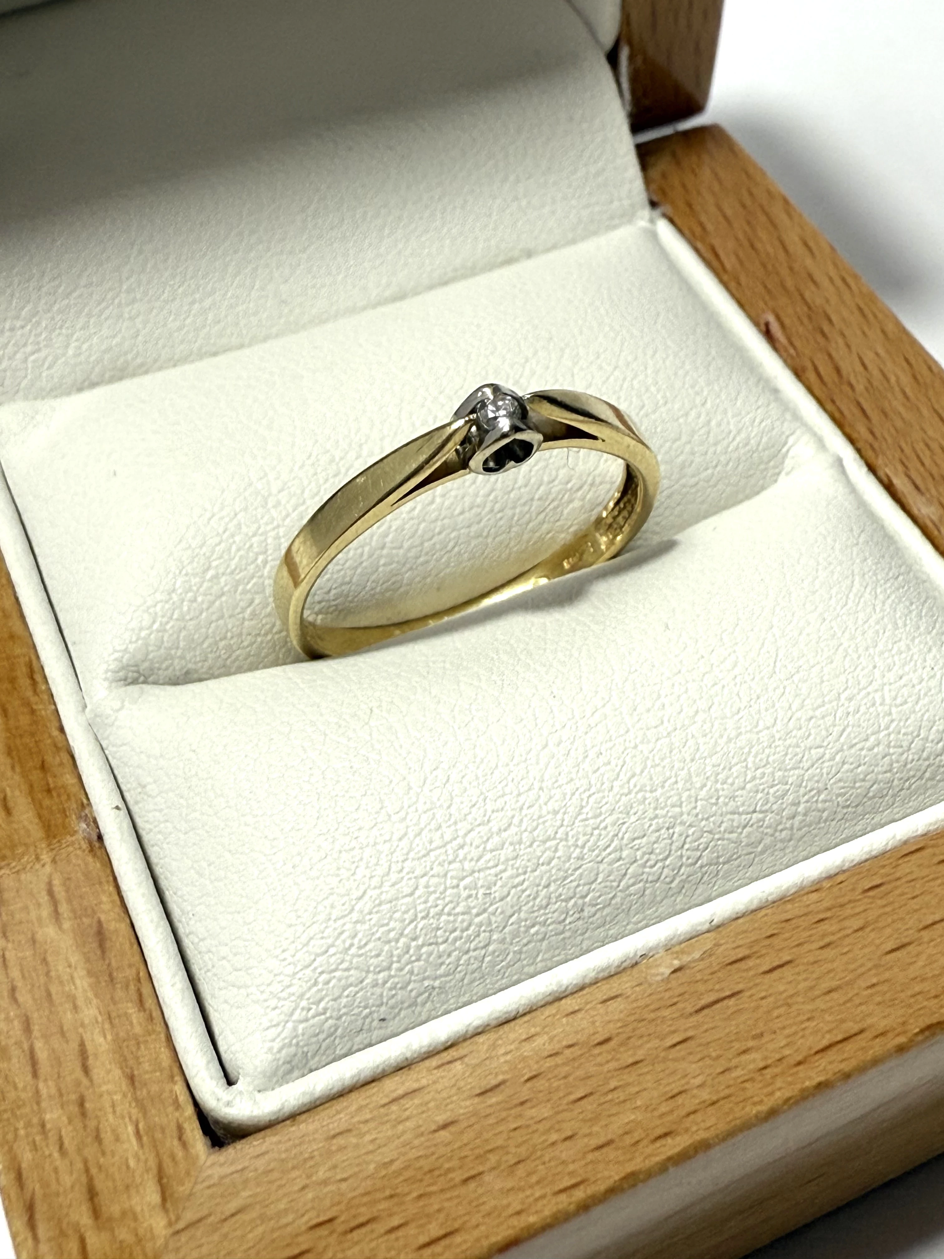 briju-pierscionek-zareczynowy-kolekcja-amazing-zloty-z-brylantem-16g585-ean-gtin-5902402230151