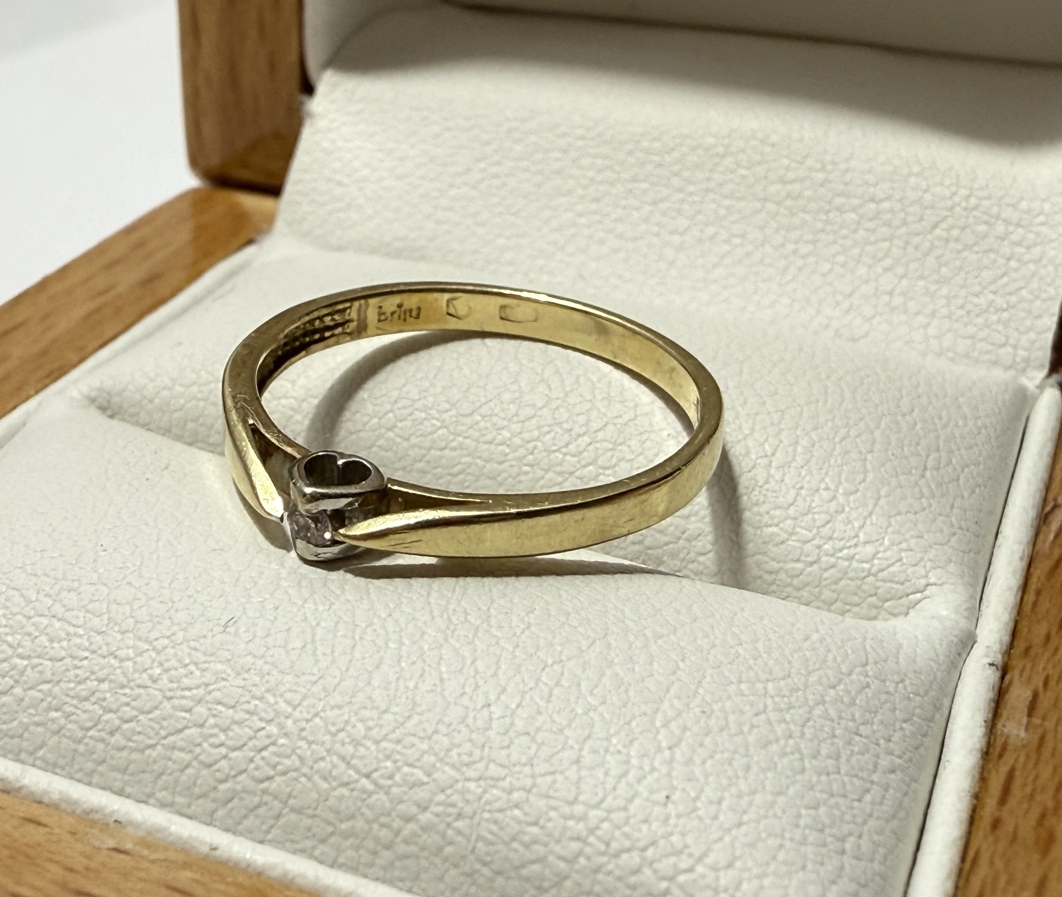 briju-pierscionek-zareczynowy-kolekcja-amazing-zloty-z-brylantem-16g585-material-15835-2