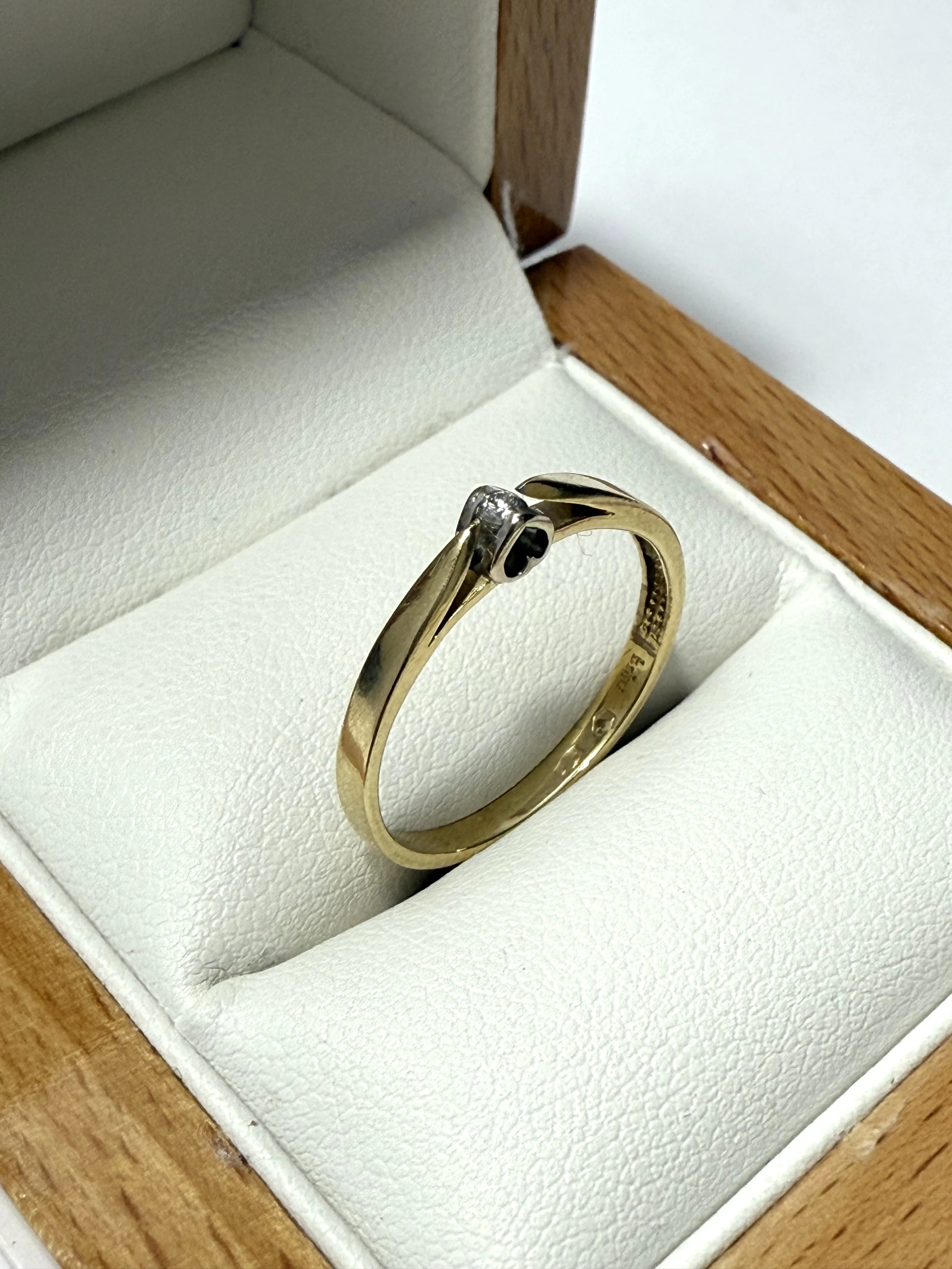 briju-pierscionek-zareczynowy-kolekcja-amazing-zloty-z-brylantem-16g585-marka-226434-315702