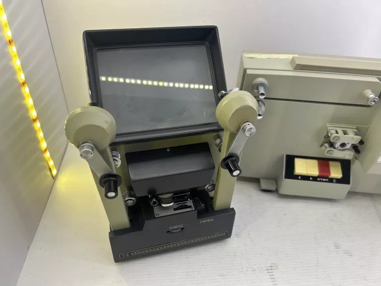 PROJEKTOR RUŚ 8MM STÓŁ MONTAŻOWY