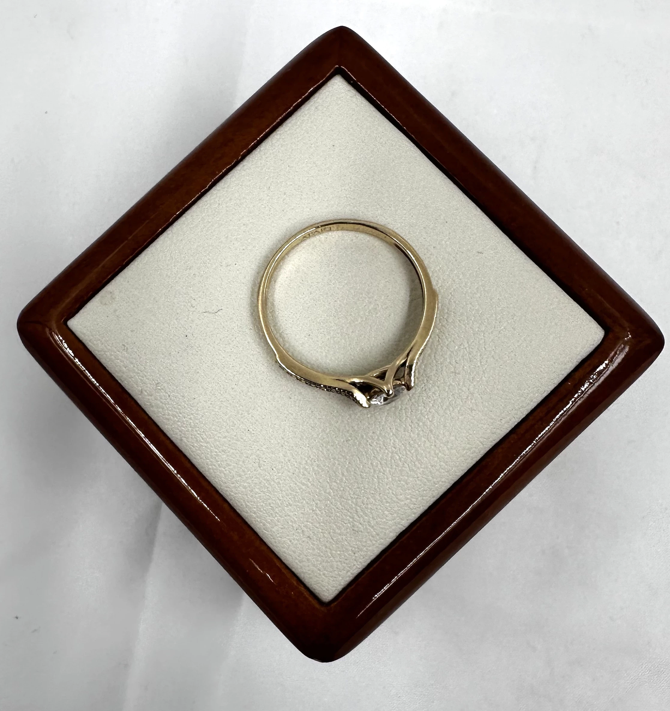 zjawiskowy-zloty-pierscionek-z-kamieniami-kamien-17088-4194304