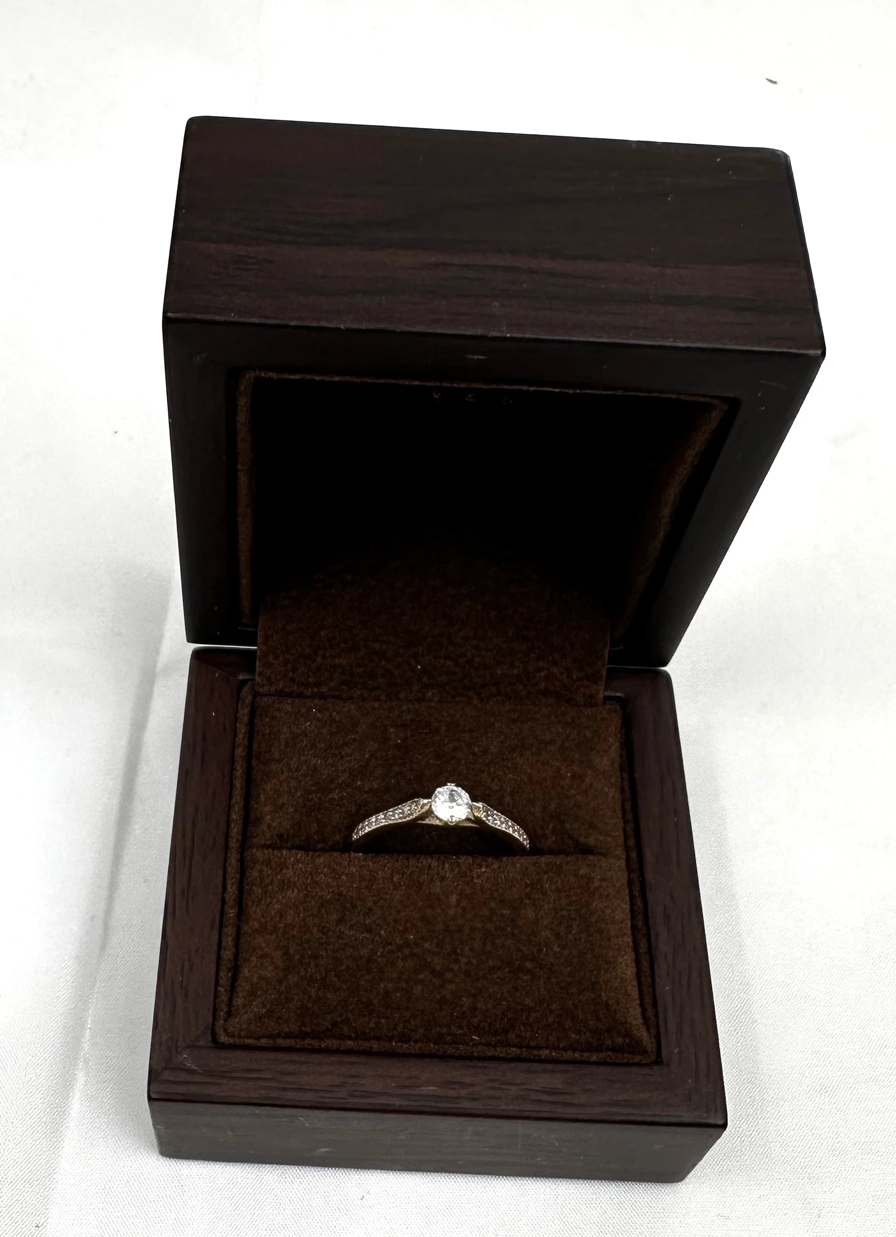 zjawiskowy-zloty-pierscionek-z-kamieniami-stan-11323-2