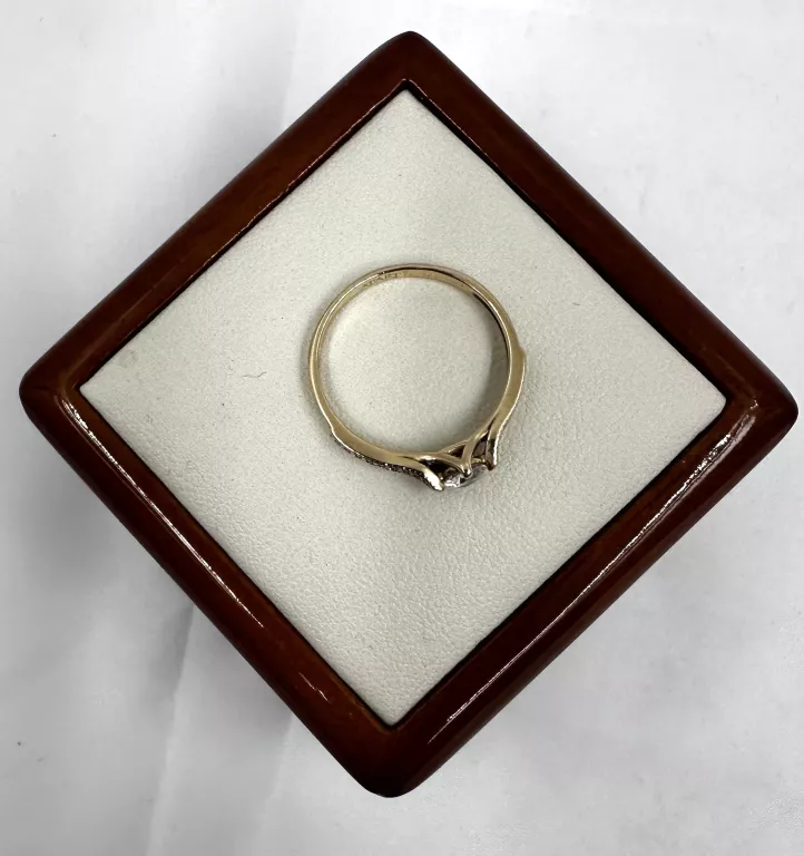 zjawiskowy-zloty-pierscionek-z-kamieniami-kamien-17088-4194304