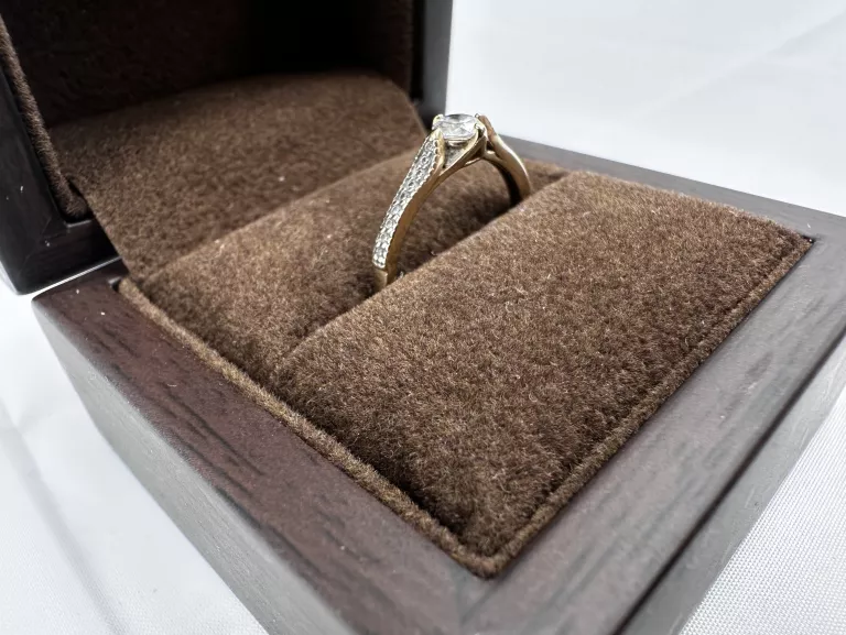 zjawiskowy-zloty-pierscionek-z-kamieniami-marka-226434-1704211