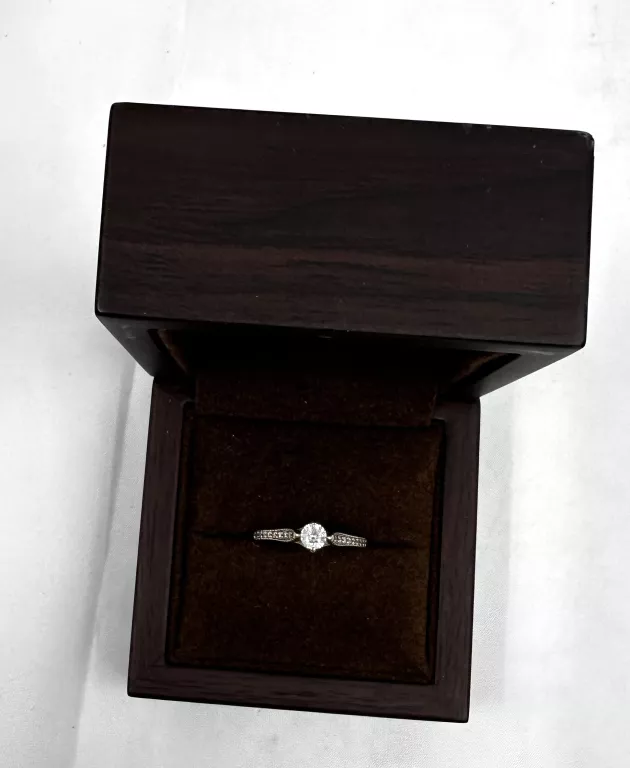 zjawiskowy-zloty-pierscionek-z-kamieniami-material-15835-2