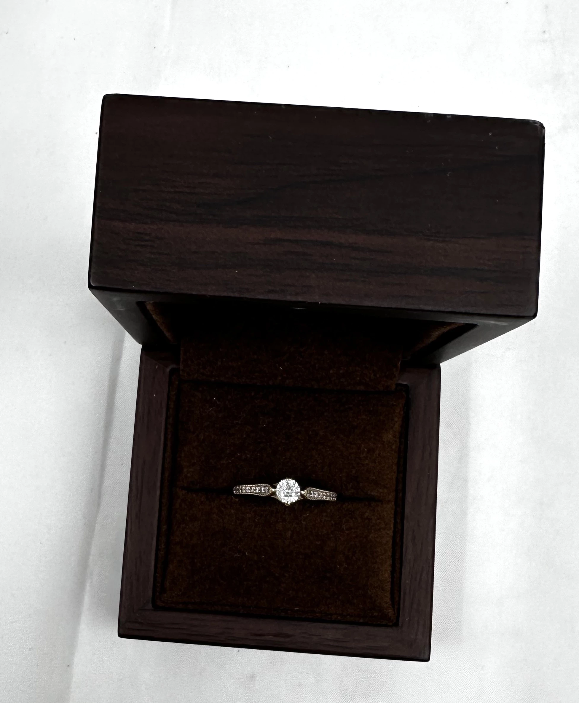 zjawiskowy-zloty-pierscionek-z-kamieniami-material-15835-2