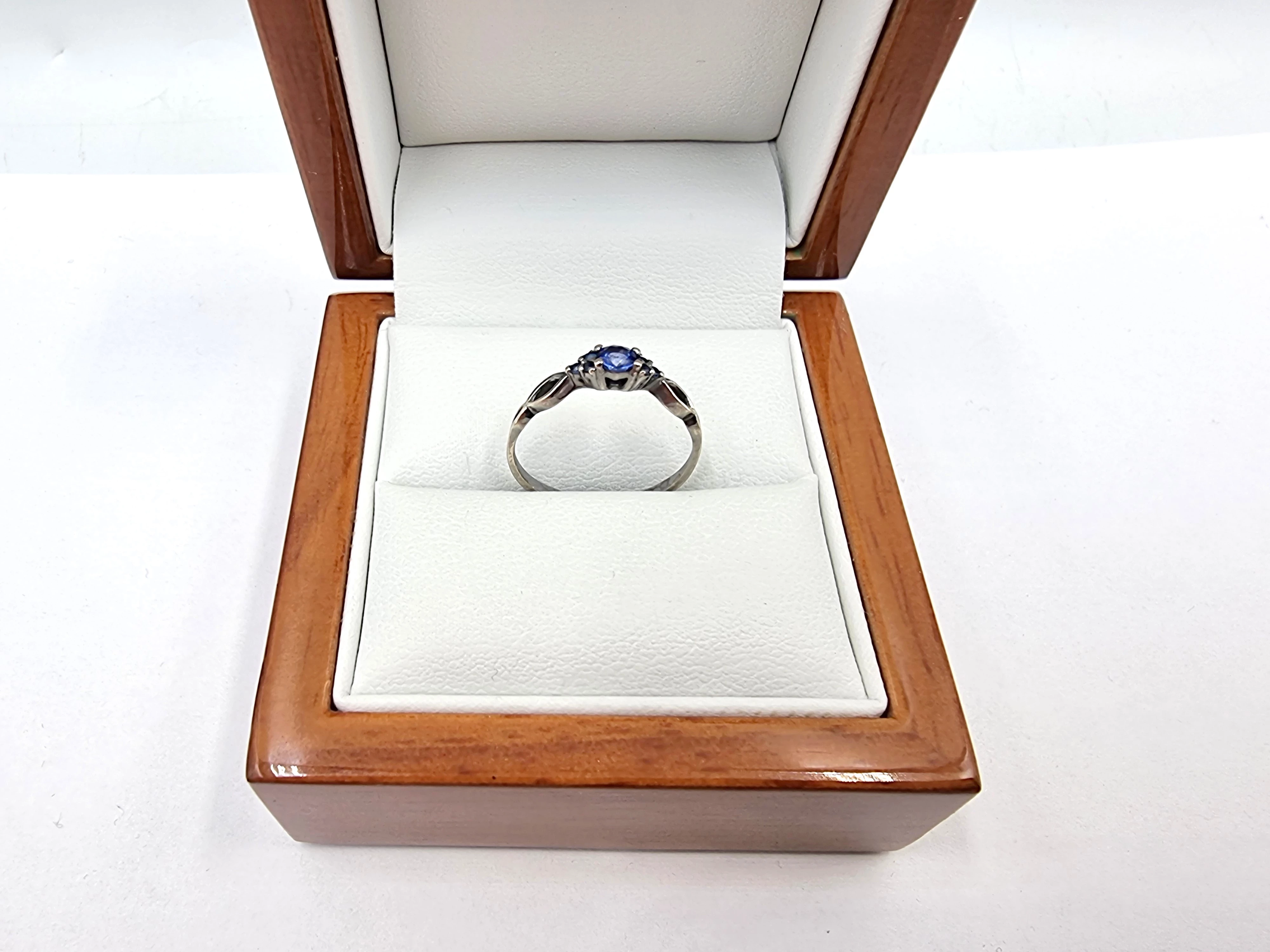 zloty-pierscionek-z-szafirami-029ct-585-131g-r10-rodzaj-2205-16