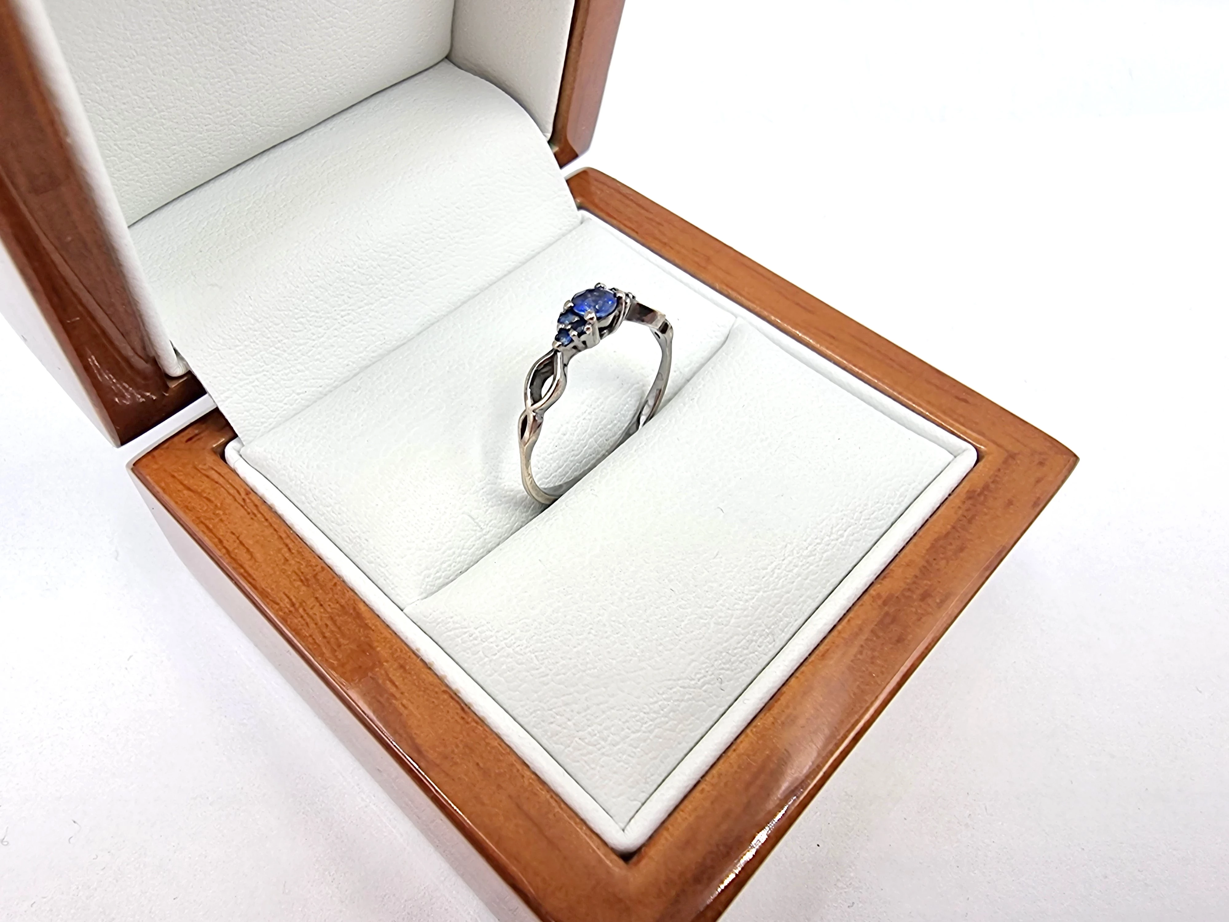 zloty-pierscionek-z-szafirami-029ct-585-131g-r10-3-maja-48-poznan-ska-x