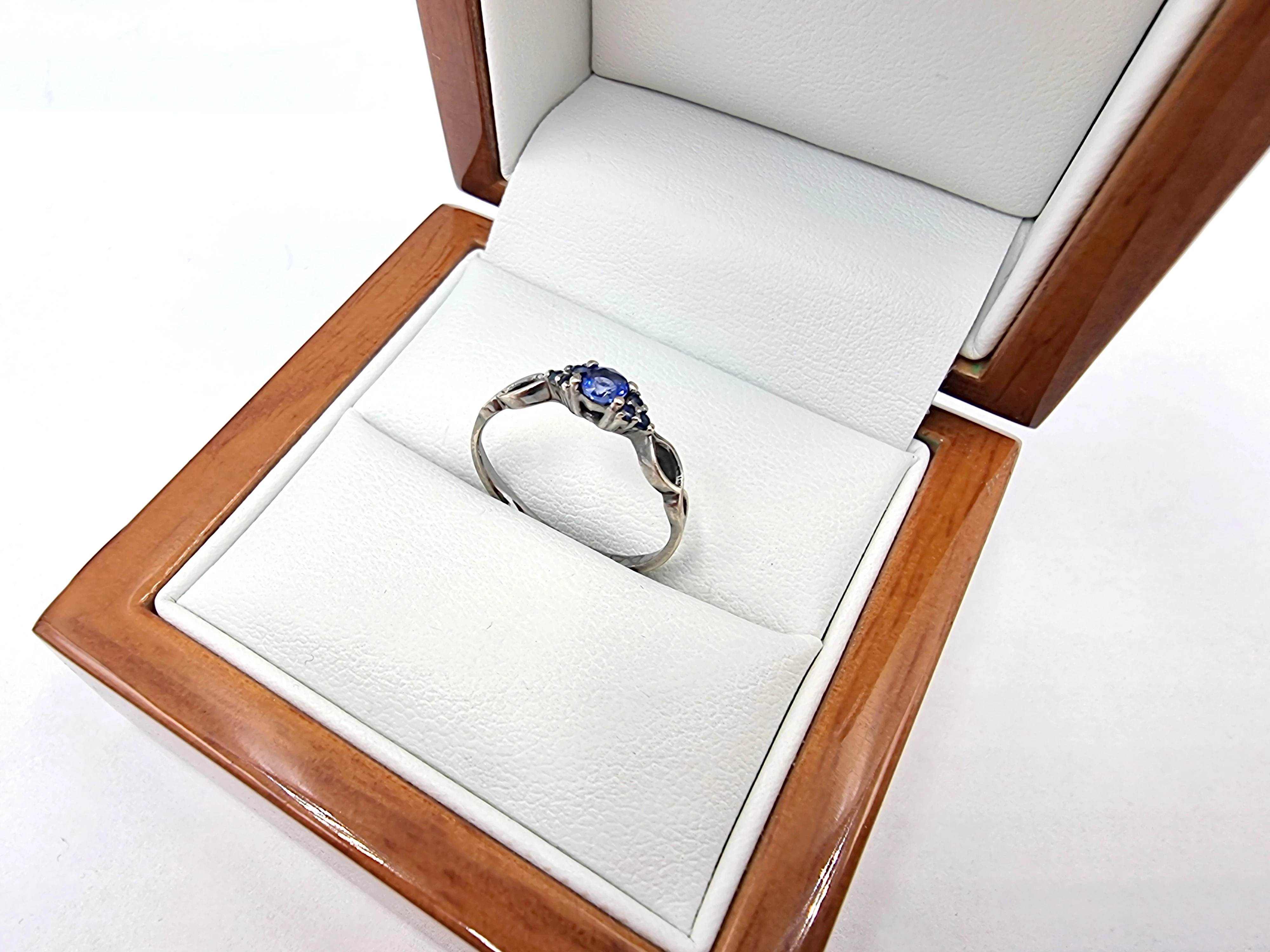 zloty-pierscionek-z-szafirami-029ct-585-131g-r10-material-15835-2