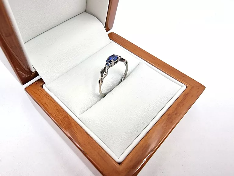 zloty-pierscionek-z-szafirami-029ct-585-131g-r10-3-maja-48-poznan-ska-x