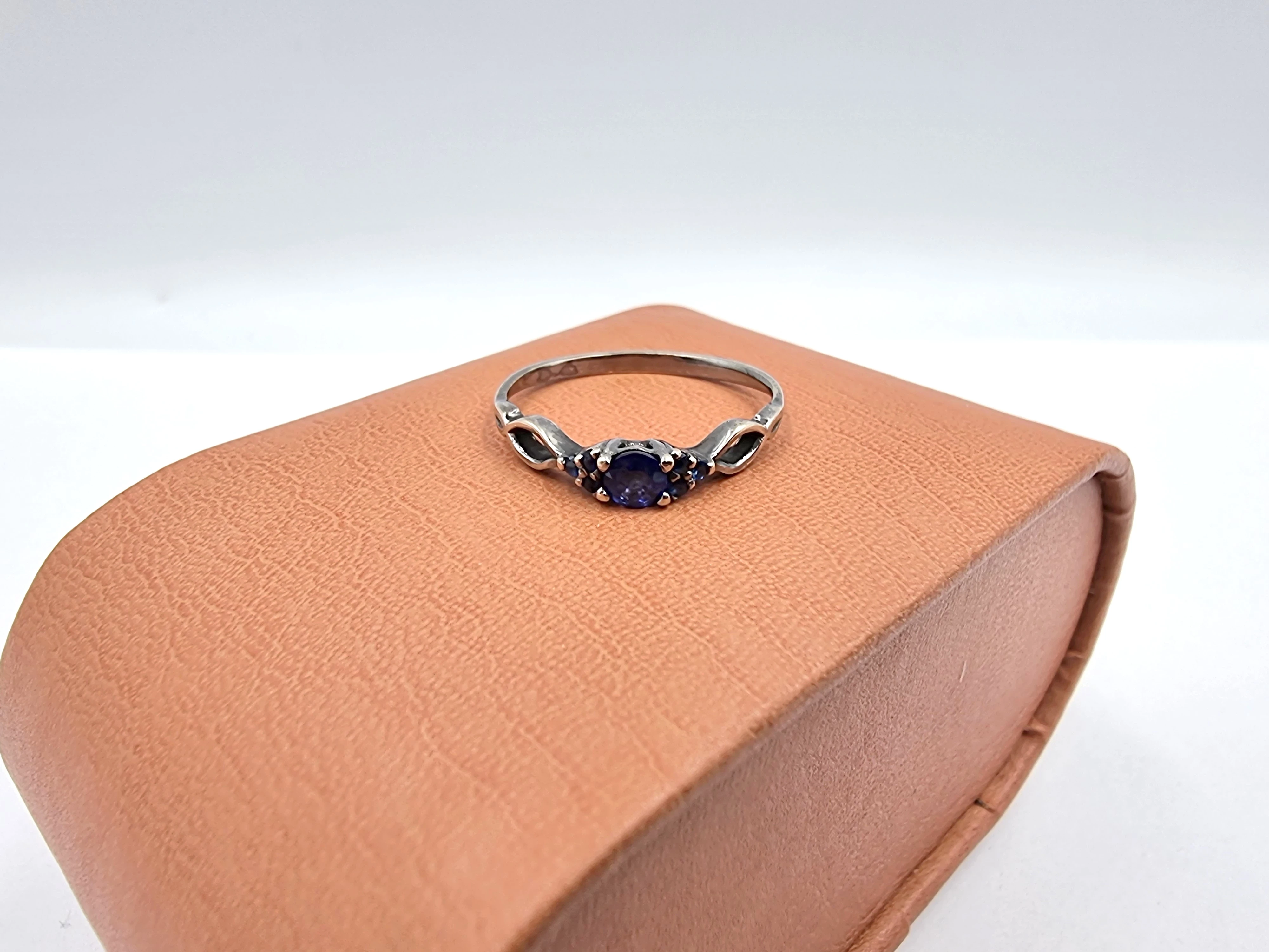 zloty-pierscionek-z-szafirami-029ct-585-131g-r10-stan-11323-2