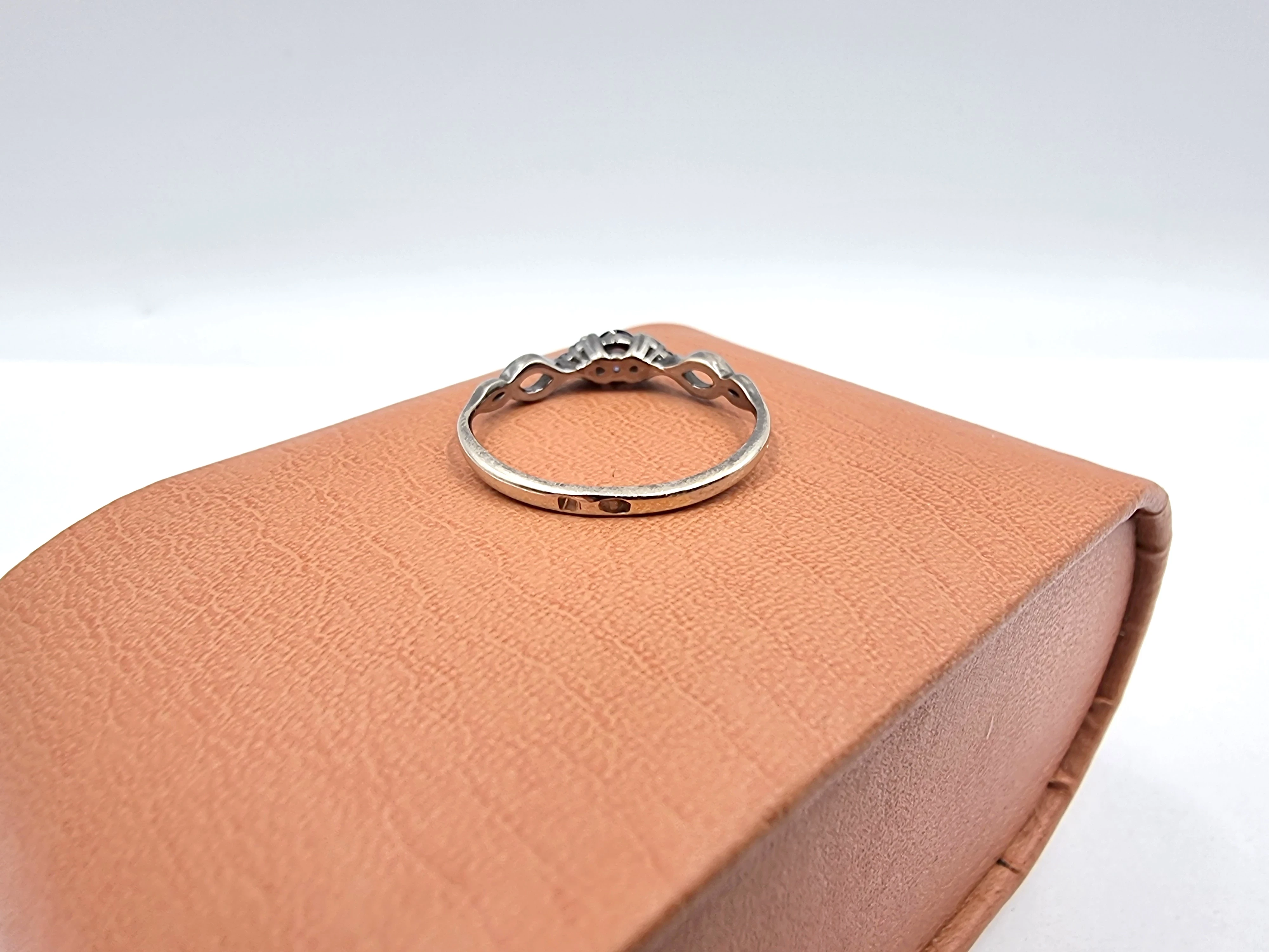 zloty-pierscionek-z-szafirami-029ct-585-131g-r10-ean-gtin-0023101300404