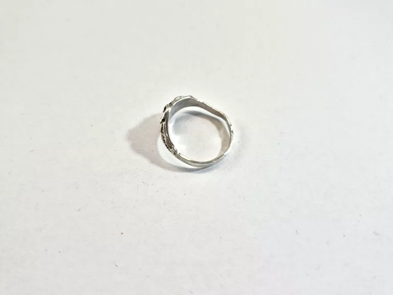 PIĘKNY SREBRNY PIERŚCIONEK 2,14 G 925
