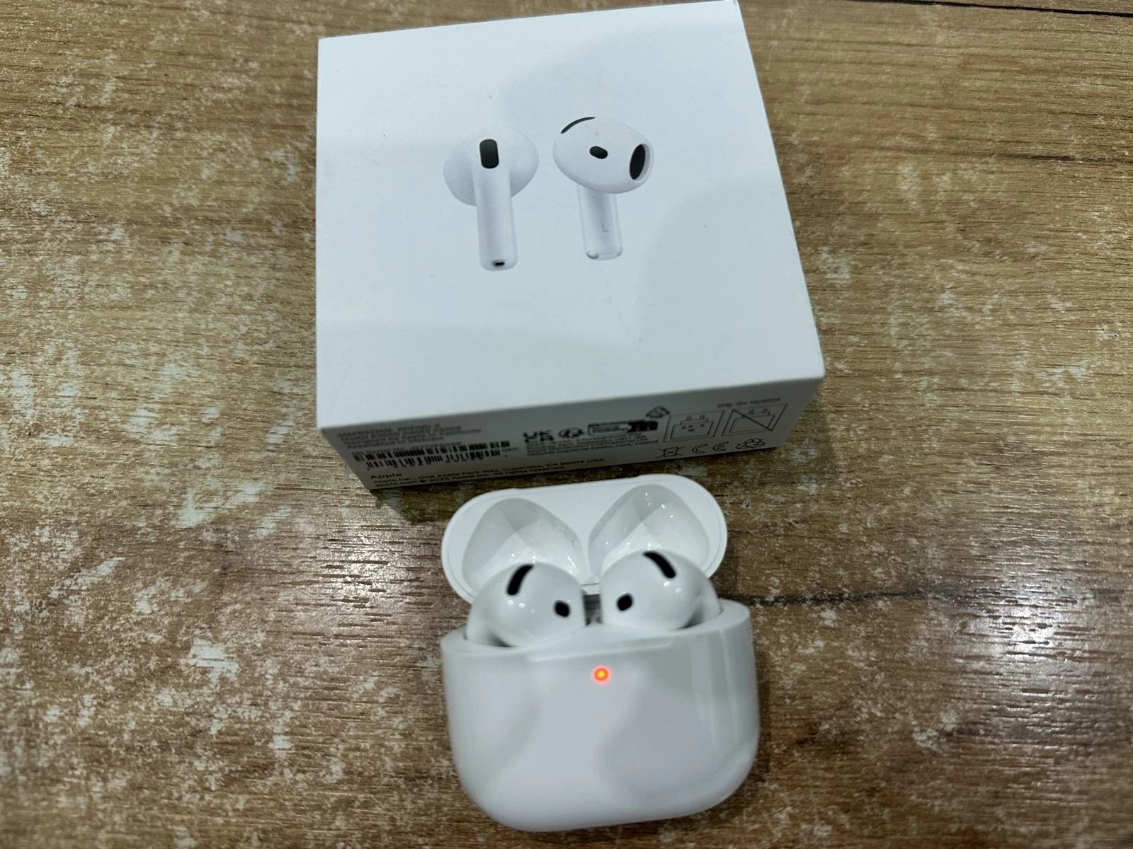 sluchawki-airpods-4-kartonik-opis-stary-rynek-9-sroda-wlkp