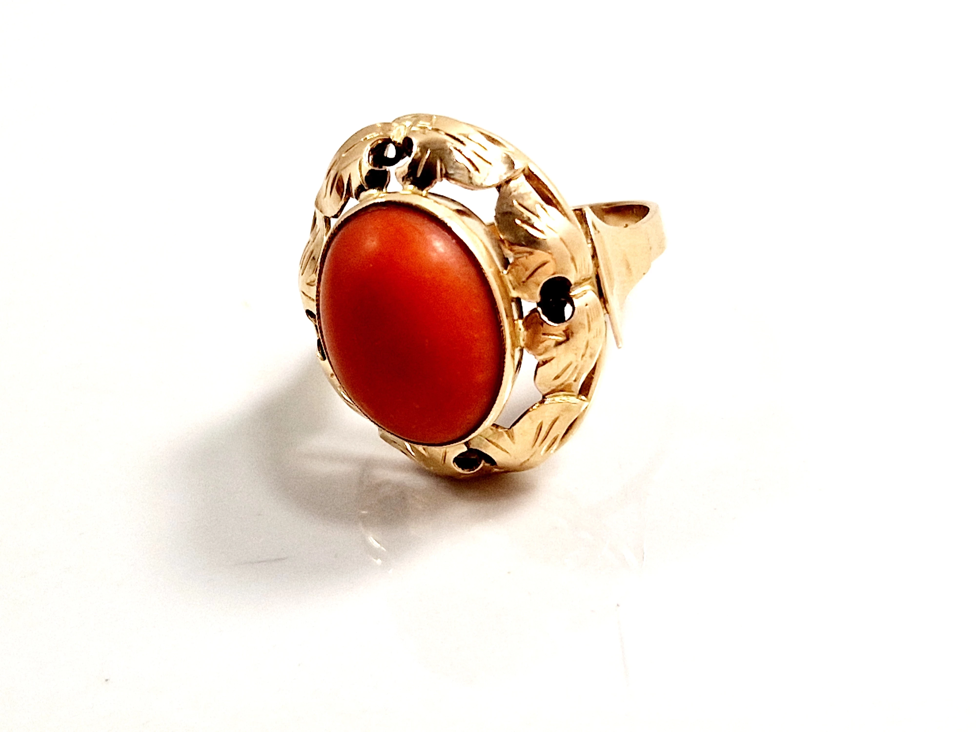 zloty-pierscionek-z-koralem-585-730g-r18-plec-15851-1