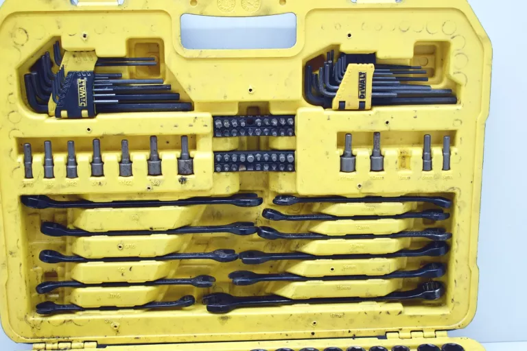 DEWALT ZESTAW KLUCZY NASADOWYCH 184EL. DWMT451841