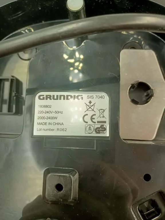ŻELAZKO ZE STACJĄ PAROWĄ GRUNDIG SIS 7040