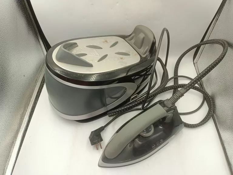 ŻELAZKO ZE STACJĄ PAROWĄ GRUNDIG SIS 7040